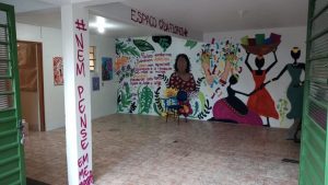 Grafite feito na parede com frases e desenho de mulheres.